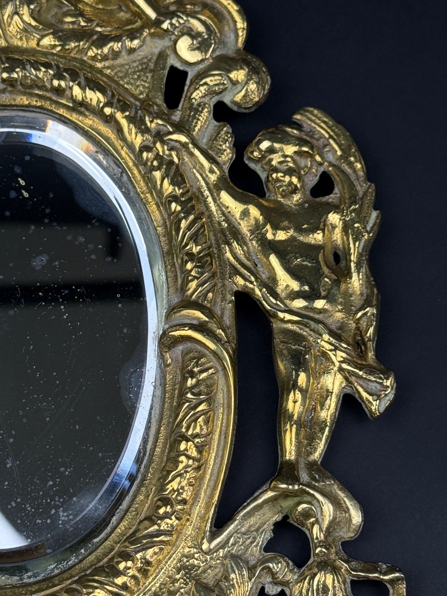Paire de petits miroirs en bronze à décor de putti-photo-4