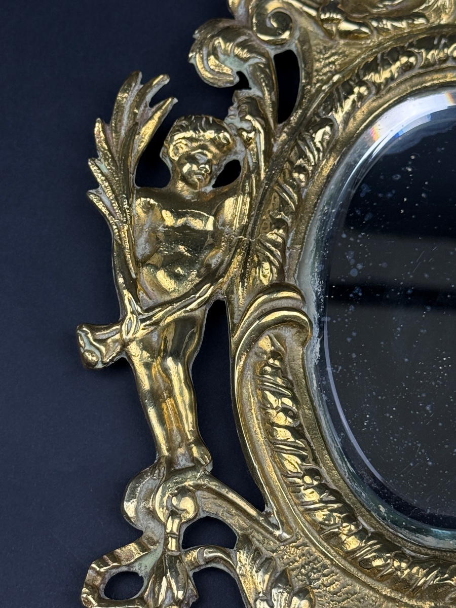 Paire de petits miroirs en bronze à décor de putti-photo-1