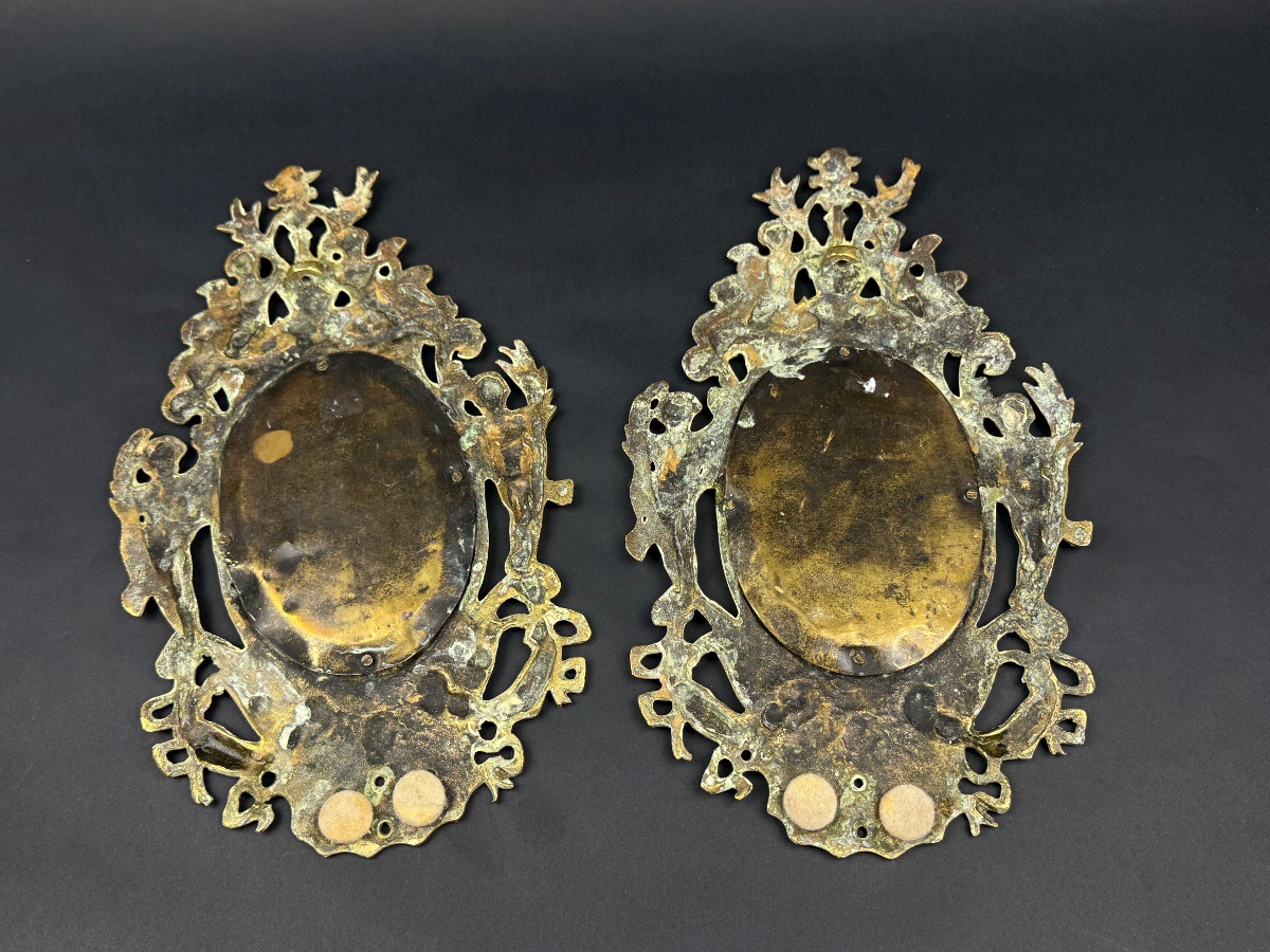 Paire de petits miroirs en bronze à décor de putti-photo-4