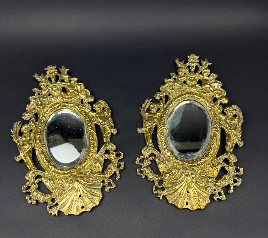 Paire de petits miroirs en bronze à décor de putti