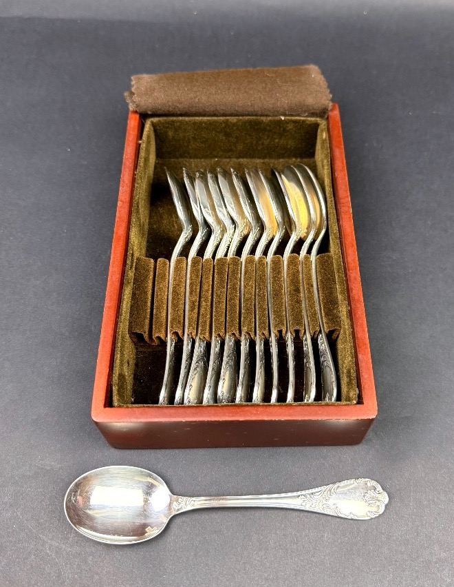Christofle, suite de 12 cuillères à glace modèle Marly