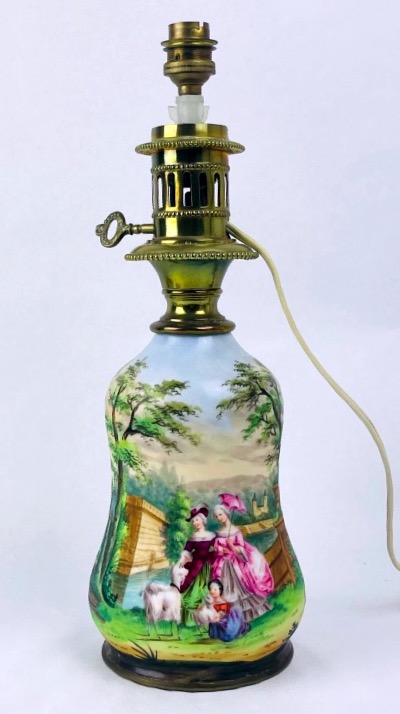 Lampe à, huile en porcelaine de Paris à décor polychrome
