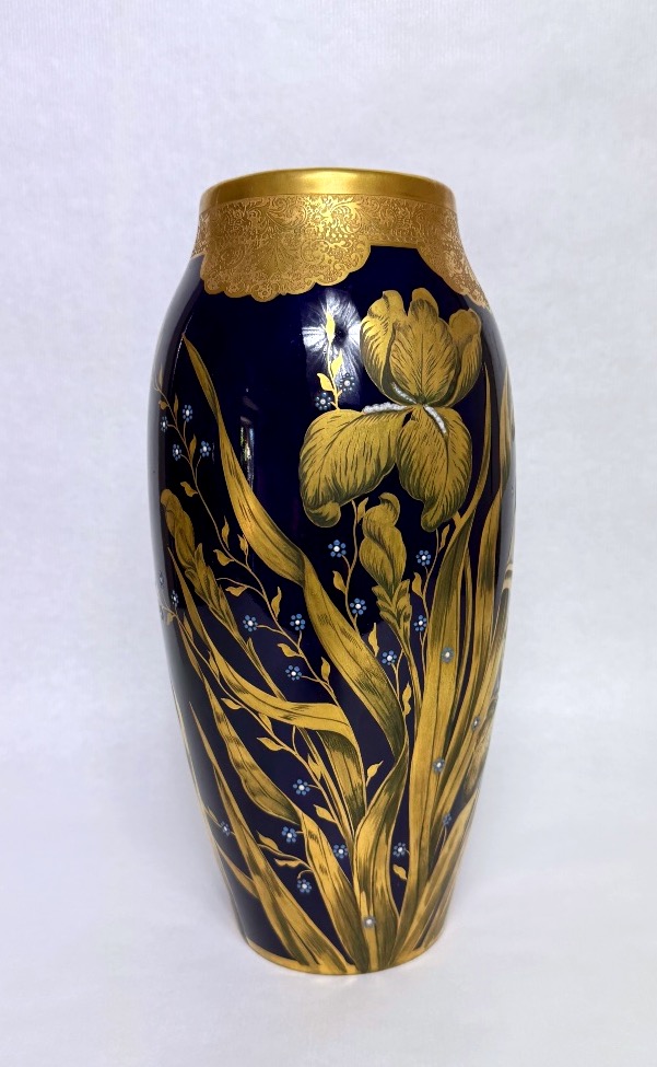 Lucien Michelaud, Limoges, grand vase en porcelaine bleu de four à décor d'iris-photo-2