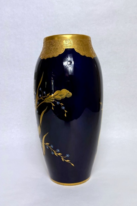Lucien Michelaud, Limoges, grand vase en porcelaine bleu de four à décor d'iris-photo-4