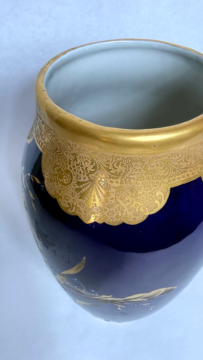 Lucien Michelaud, Limoges, grand vase en porcelaine bleu de four à décor d'iris-photo-1