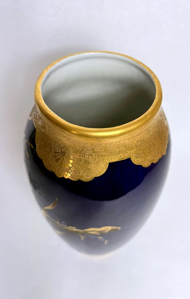 Lucien Michelaud, Limoges, grand vase en porcelaine bleu de four à décor d'iris-photo-2