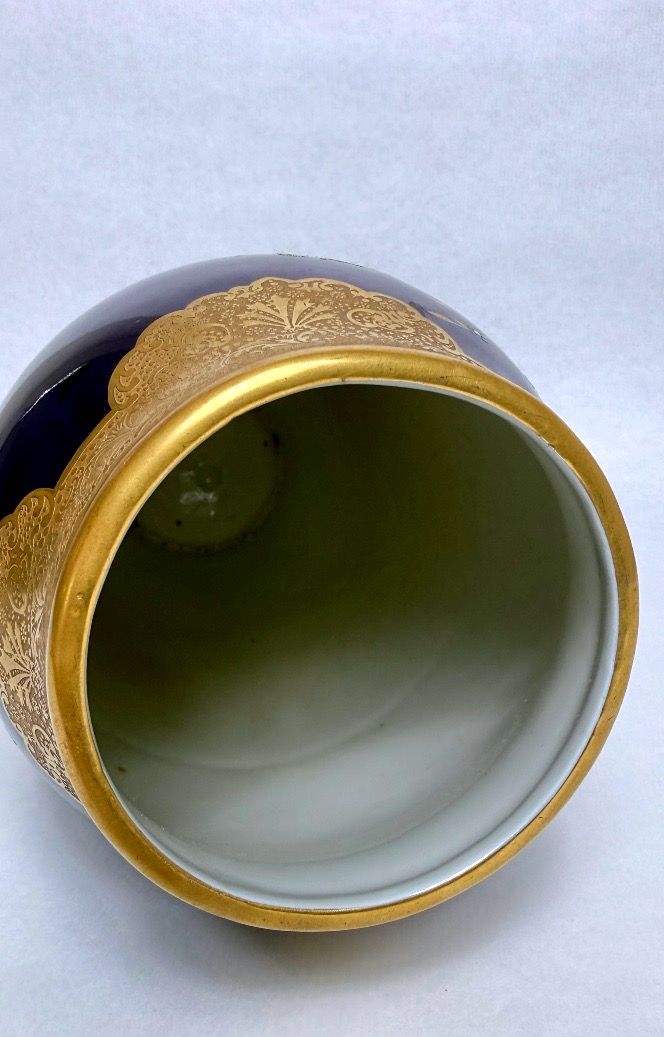 Lucien Michelaud, Limoges, grand vase en porcelaine bleu de four à décor d'iris-photo-3