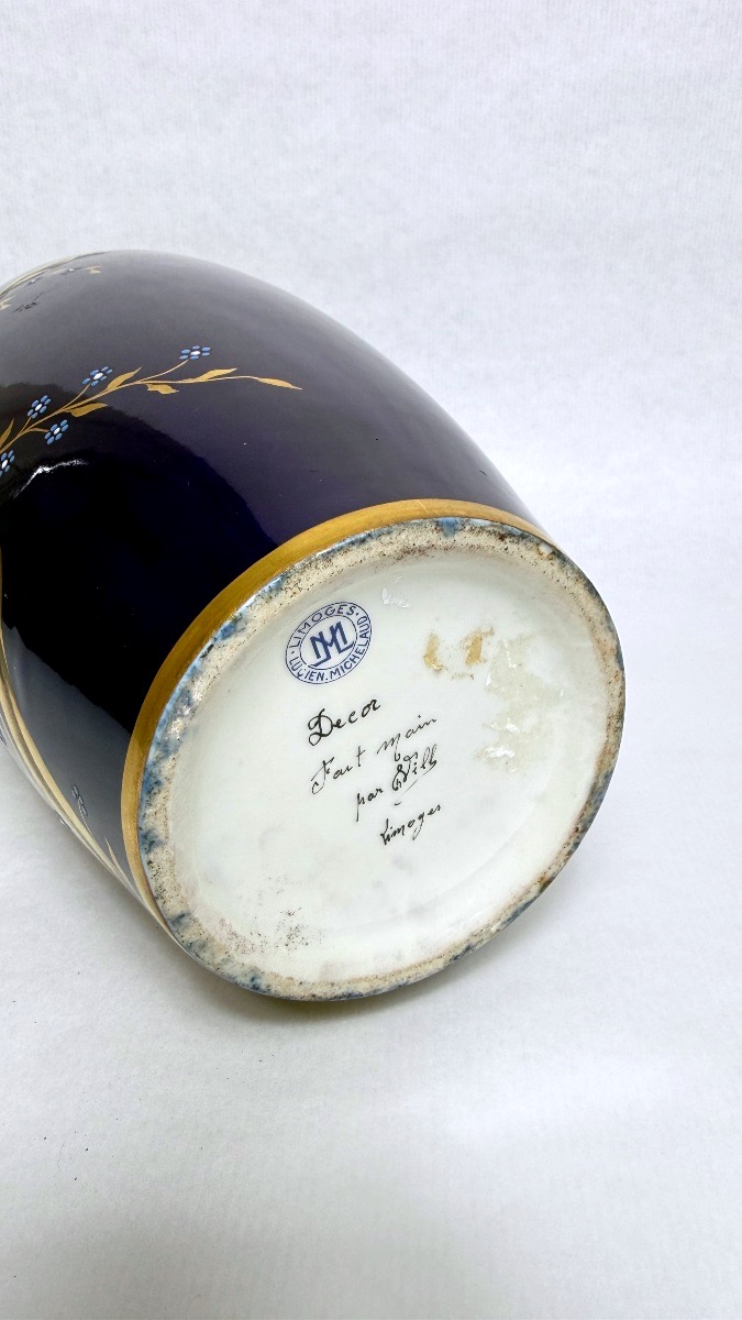 Lucien Michelaud, Limoges, grand vase en porcelaine bleu de four à décor d'iris-photo-4