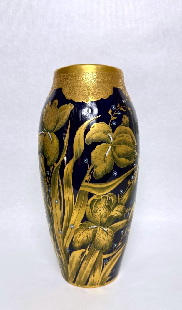 Lucien Michelaud, Limoges, grand vase en porcelaine bleu de four à décor d'iris