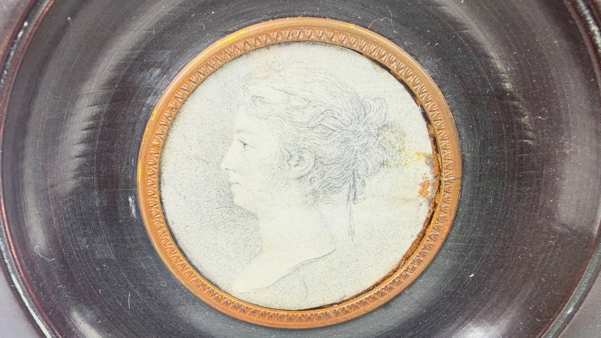 Profil féminin à la mine de plomb, miniature en tondo XIXème-photo-1