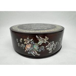 Boîte ronde en palissandre et nacre, Indochine fin XIXe, décor floral et oiseaux