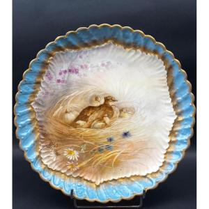 Grand plat en porcelaine signé Rosier – décor naturaliste, fin XIXe