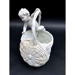 Thuringe Corbeille en biscuit de porcelaine  à décor de putto, XIXe siècle