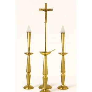 Ensemble liturgique de chapelle en laiton et polymère, croix, lampadaires, bénitier