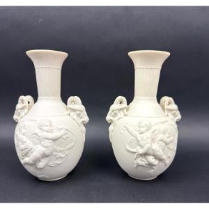 Paire de vases en biscuit de porcelaine style Louis XVI