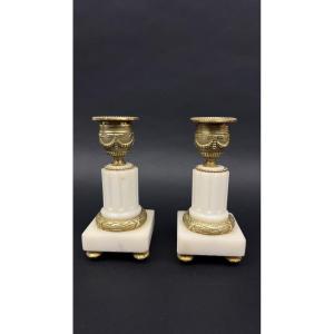 Paire de petits bougeoirs en marbre blanc et bronze doré                               2367,009