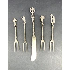 Set Of 4 Small Silver Picks And A Silver Spreader 800