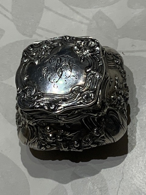 Silver And Vermeil Pillbox, 19th Century, Louis XV Rocaille Style