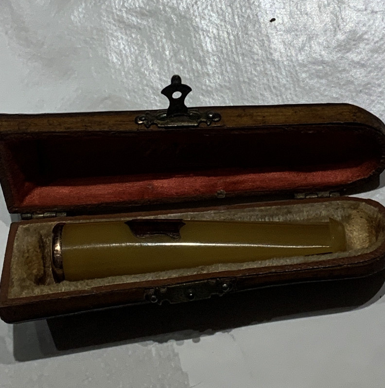 Fume cigarette ambre et vermeil