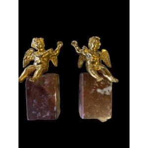 Paire De Petits Putti En Bronze Doré Sur Socle Marbre Rouge