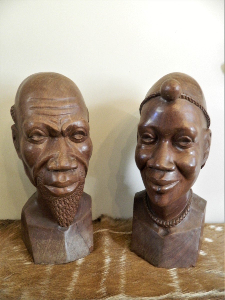 Paire De Grandes Têtes Africaines En Bois Sculpté