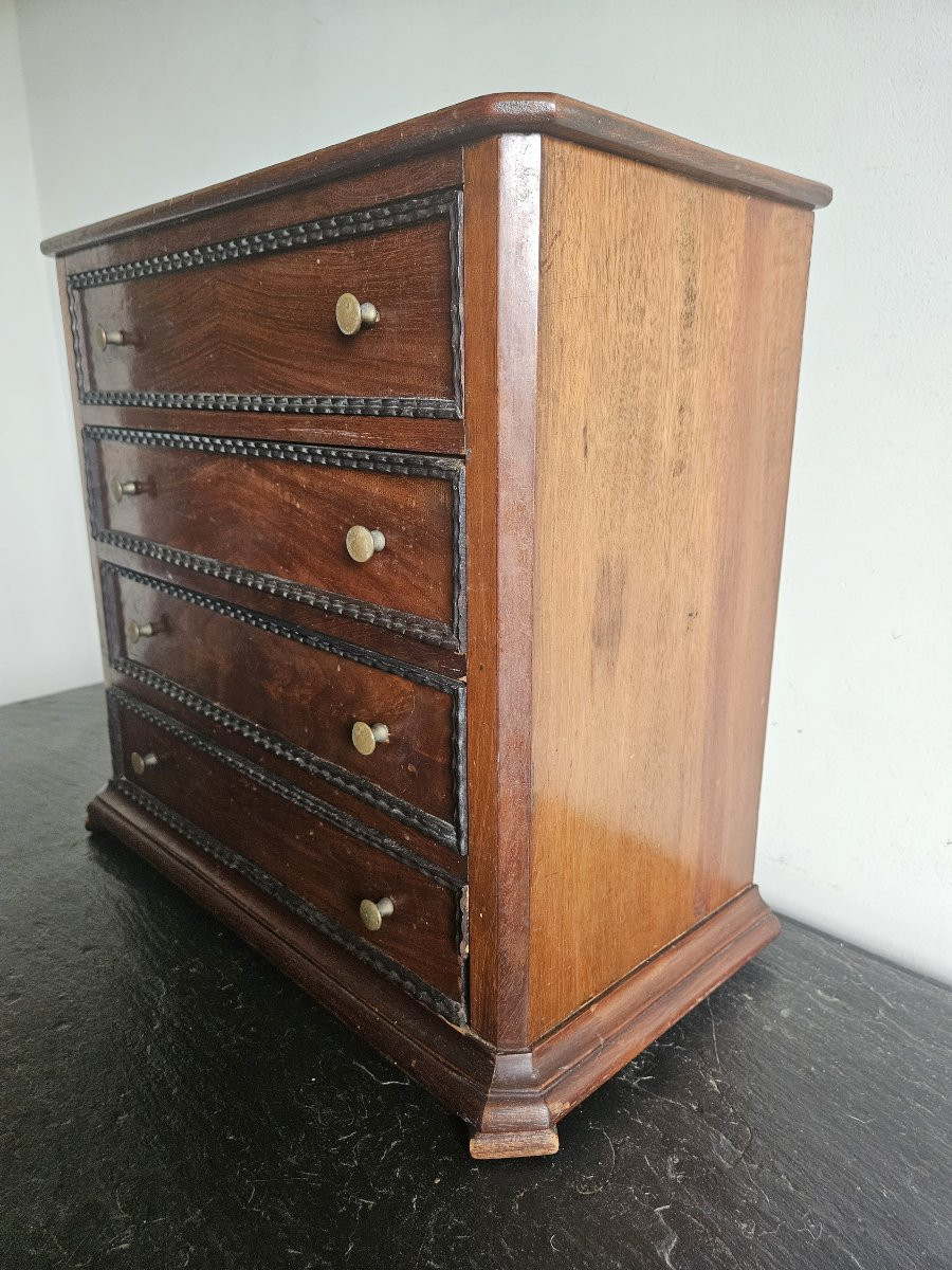 Commode ou chiffonière miniature de maitrise en noyer, 19ème-photo-1