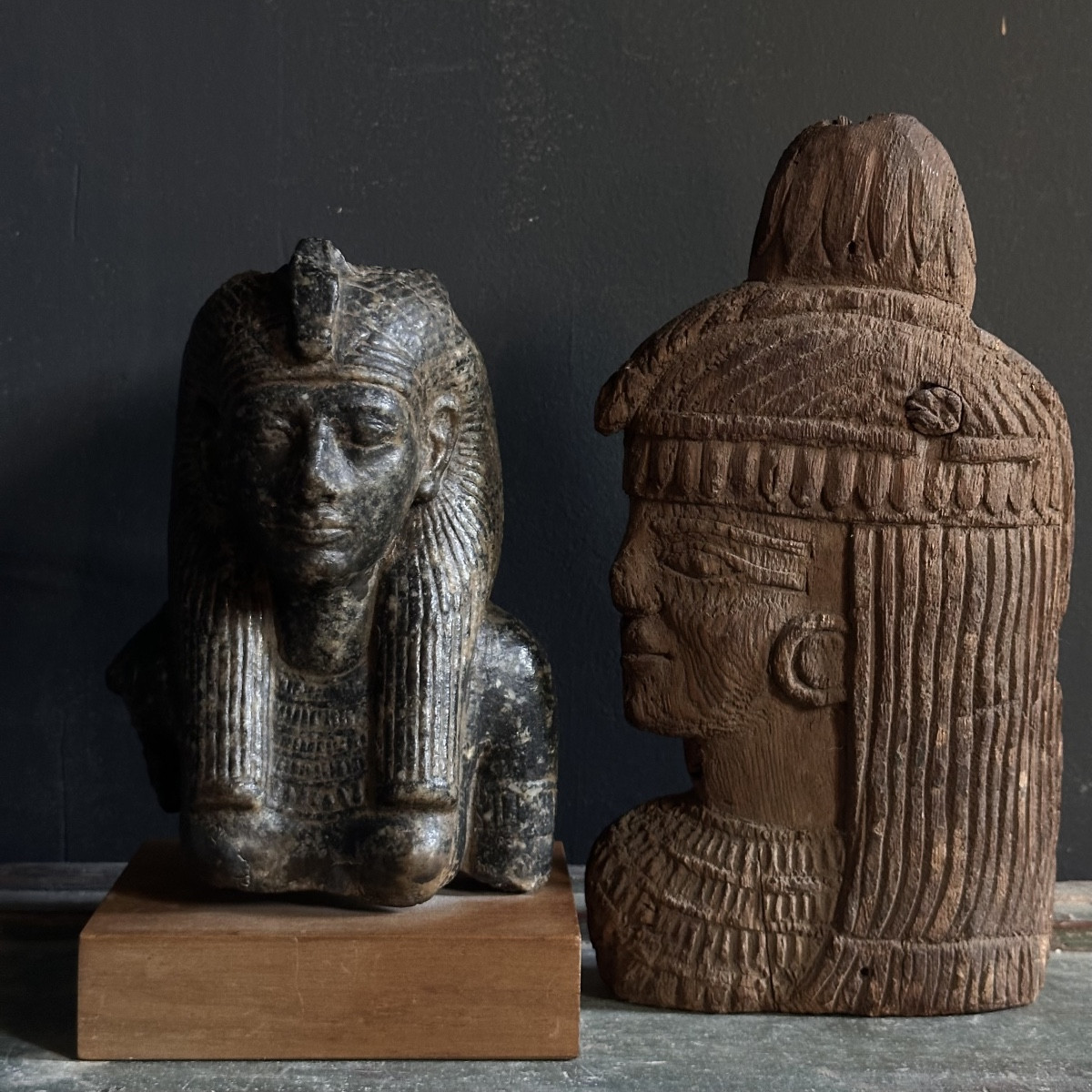Duo Of Egyptian Goddesses / 20th Century Granite Cast And 19th Century Wood Sculpture