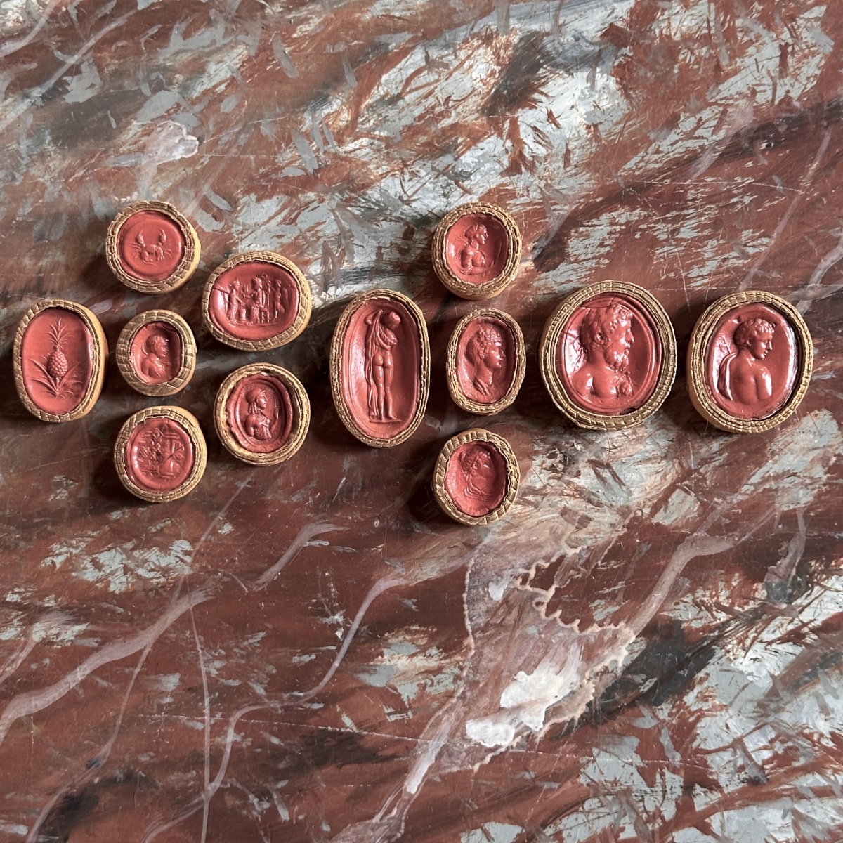 Lot de 12 Intaglios Sulfure Rouge Grand Tour Italie XIXe