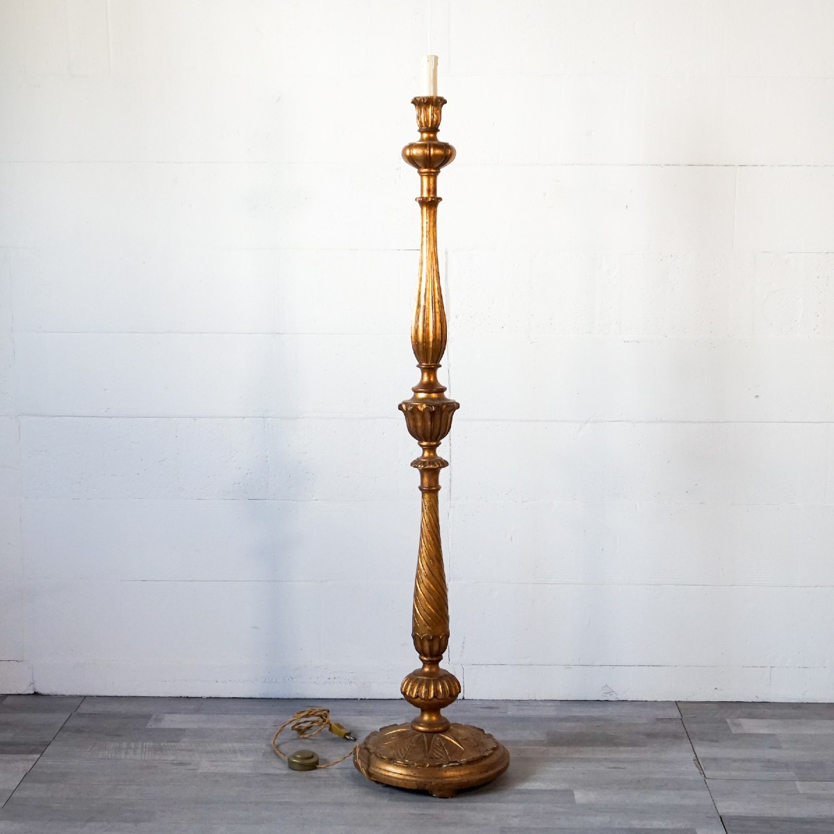 Lampadaire en Bois Doré Issu d’un Chandelier Processionnel – Italie, Début XXe Siècle