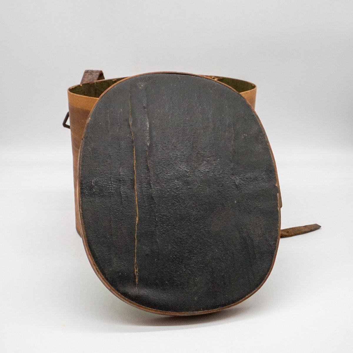 Boîte à chapeau ovale en bois cintré avec couvercle en cuir, France XIXe siècle-photo-1