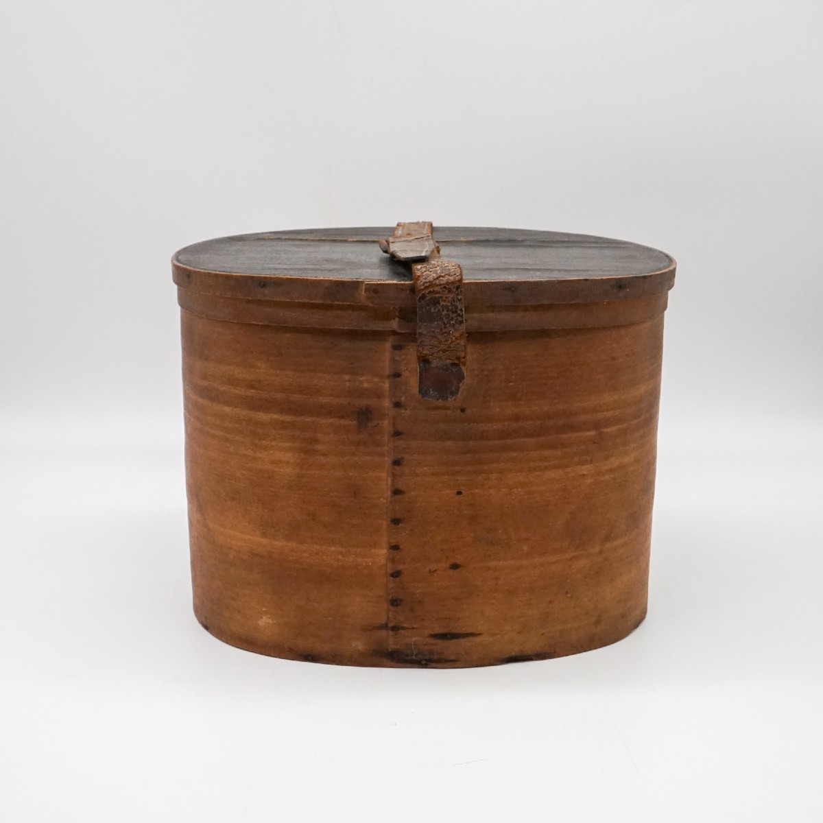 Boîte à chapeau ovale en bois cintré avec couvercle en cuir, France XIXe siècle
