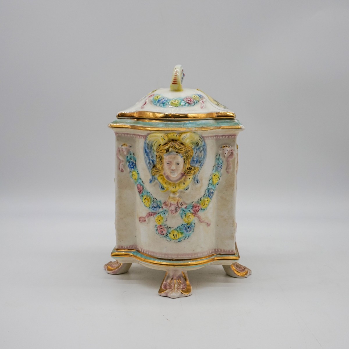 Vase Capodimonte avec couvercle en porcelaine – Italie, XXe siècle
