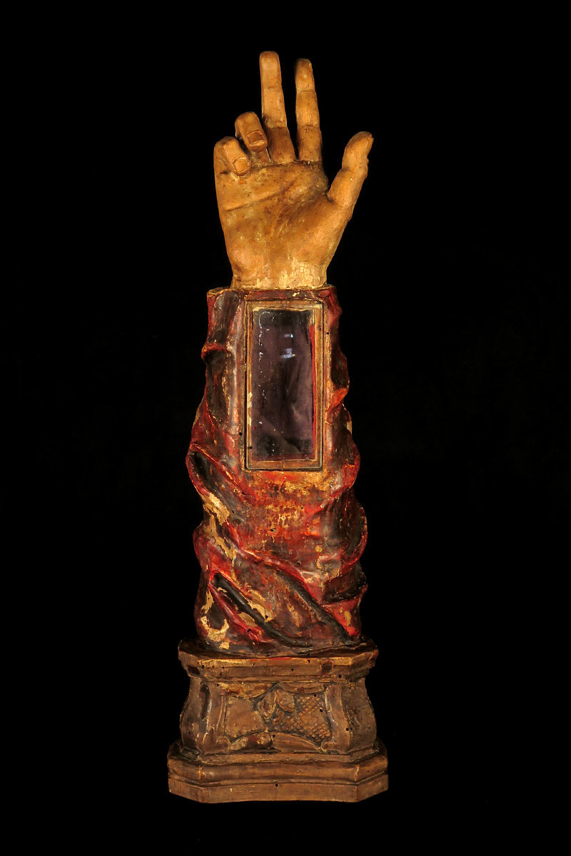 Ancien reliquaire en forme de bras, sculpture en bois polychrome du XVIIIeme siècle
