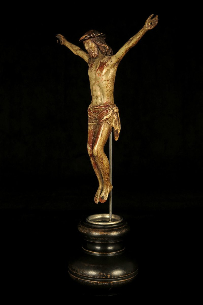 Ancien Christ en bois sculpté, art religieux vers 1700 -photo-1