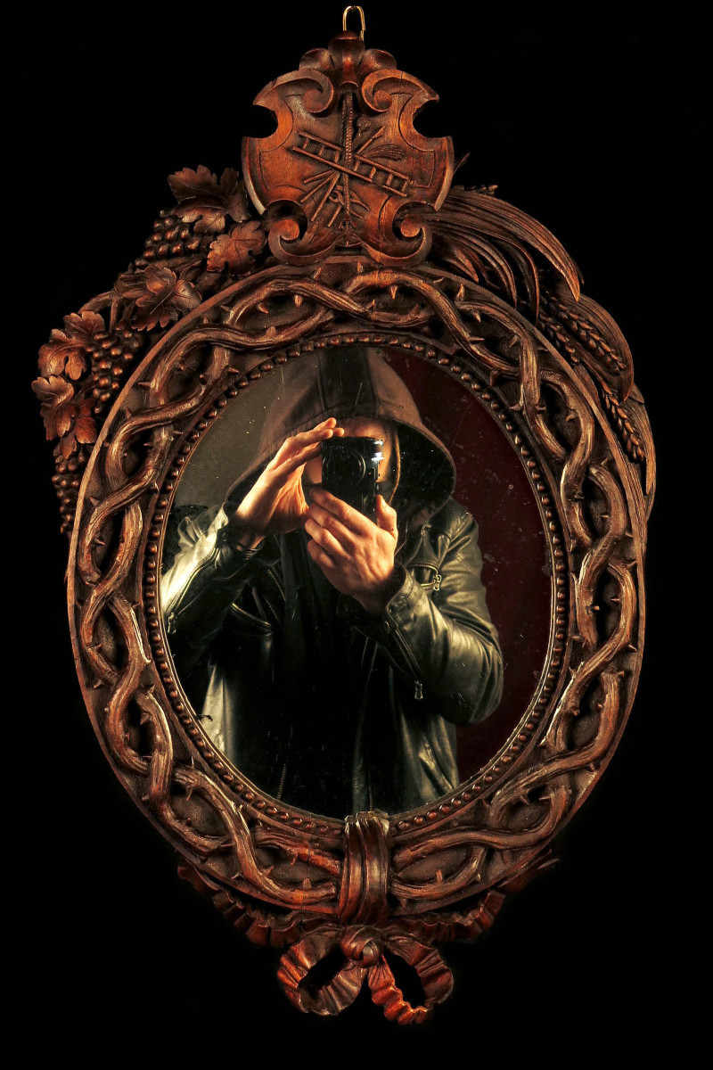 Ancien miroir en chêne sculpté, art populaire style Foret Noire