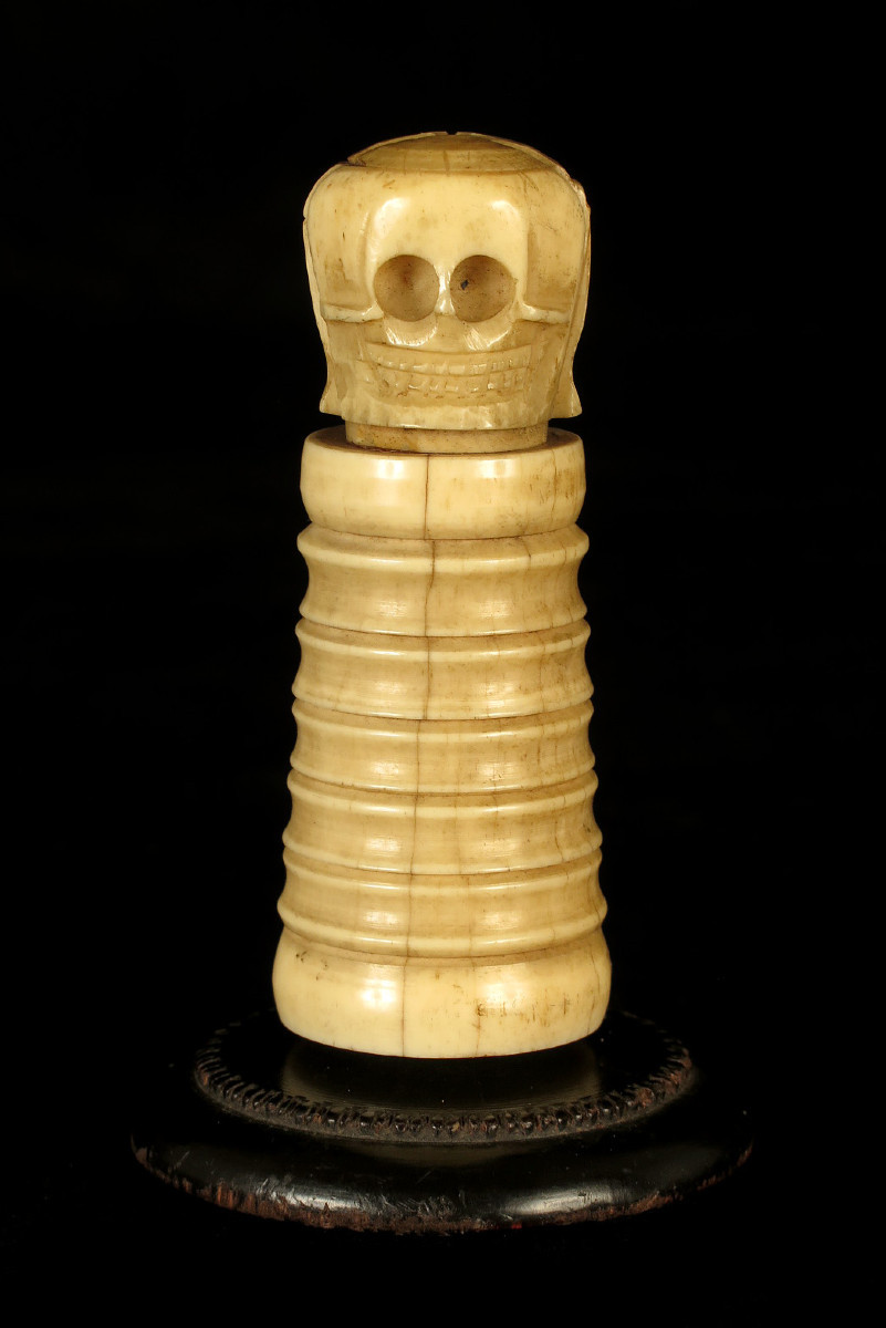 Ancienne Vanité, Memento Mori en Ivoire / Crane Christ Cabinet Curiosités