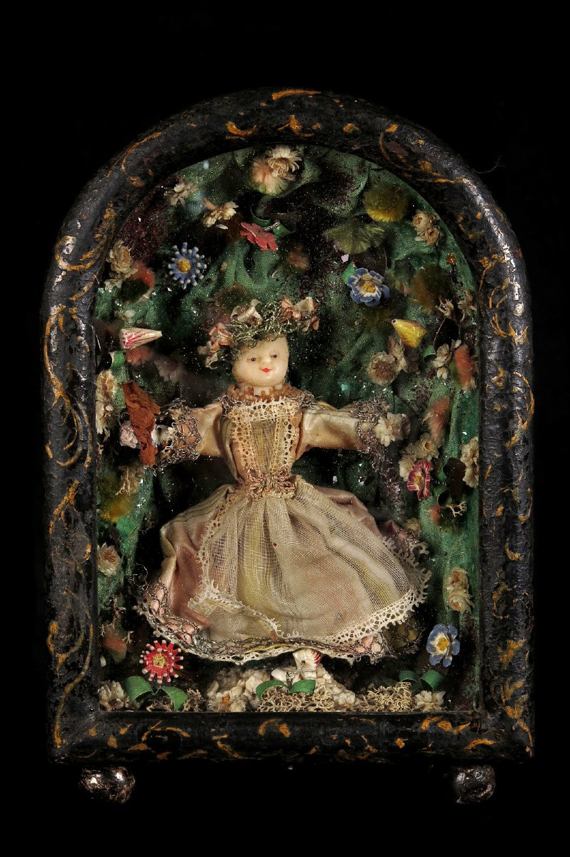 Ancien petit diorama religieux dans un coffret vitré, vers 1850 / Christ Cire Broderie-photo-2