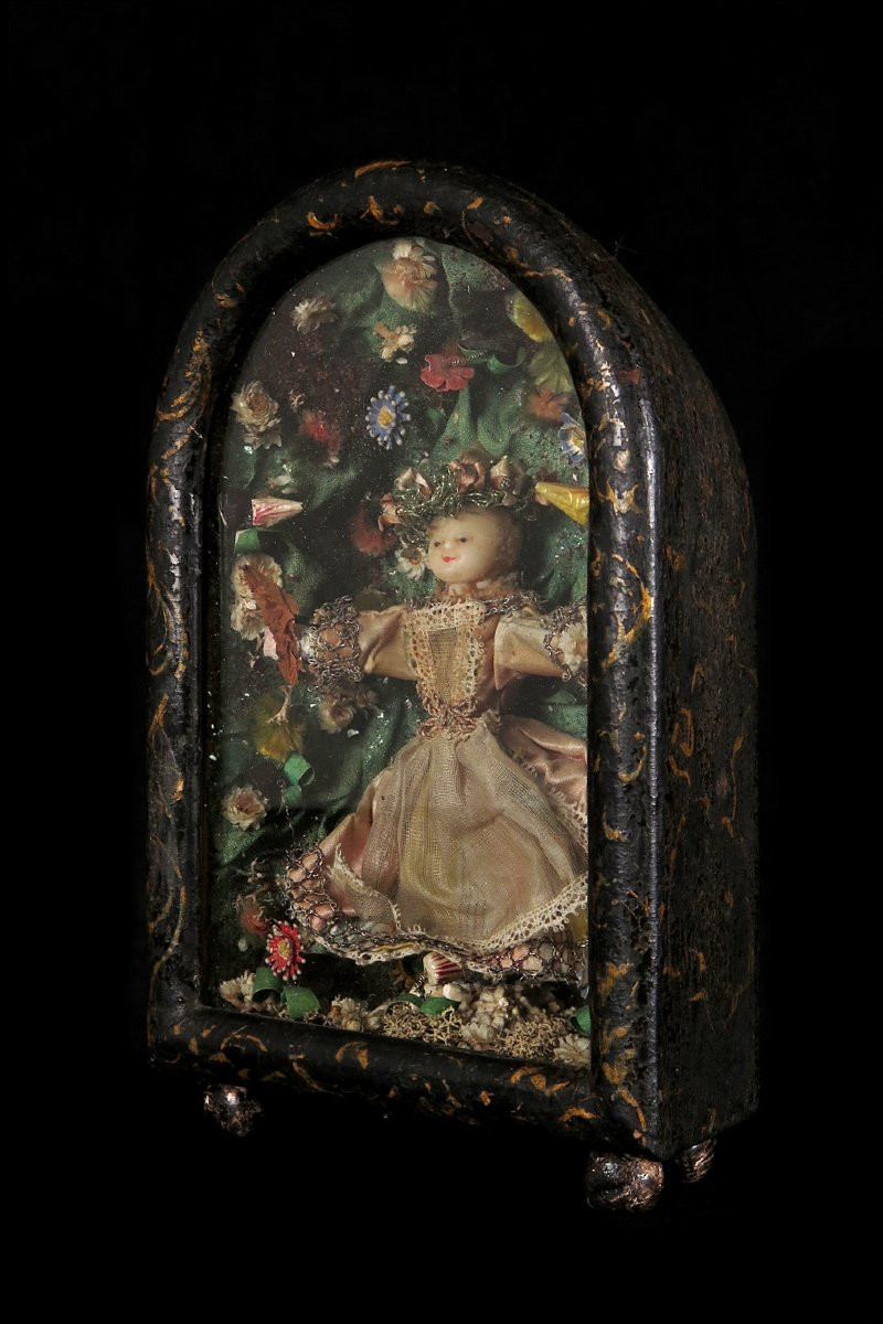Ancien petit diorama religieux dans un coffret vitré, vers 1850 / Christ Cire Broderie-photo-1