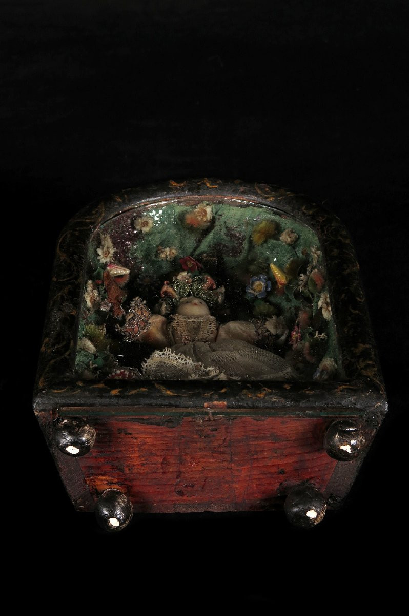 Ancien petit diorama religieux dans un coffret vitré, vers 1850 / Christ Cire Broderie-photo-5