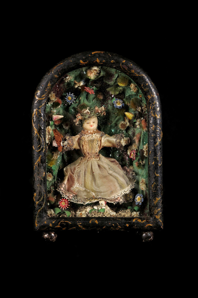 Ancien petit diorama religieux dans un coffret vitré, vers 1850 / Christ Cire Broderie