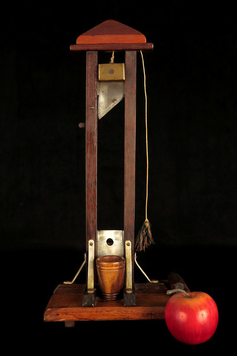 Antique Model Of A Guillotine, Folk Art Circa 1930 / Cut Cigares Oddities-photo-8