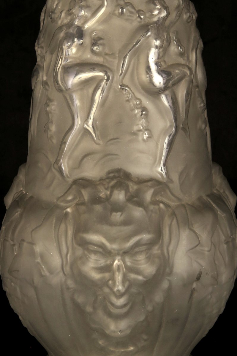 Ancien vase en verre pressé, vers 1920 / Verrerie Art Deco Espaivet à Paris Satyre Curieux-photo-2