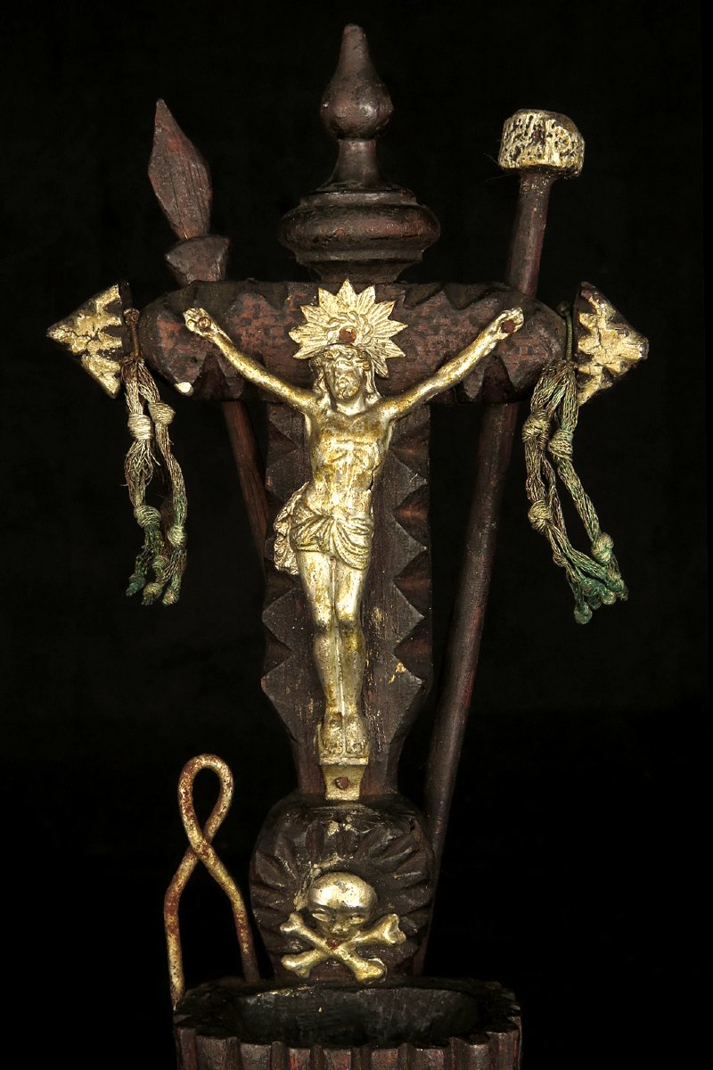 Ancien petit crucifix, art populaire vers 1880 / Sculpture chêne benitier-photo-2