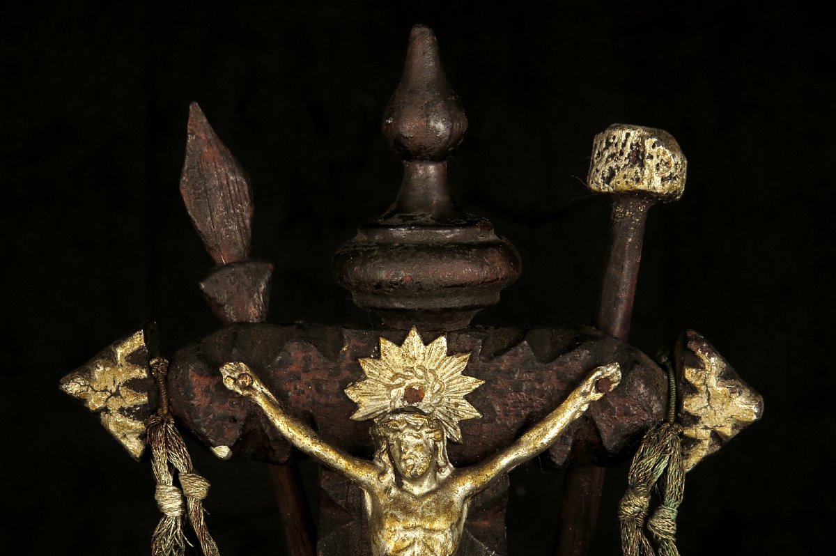 Ancien petit crucifix, art populaire vers 1880 / Sculpture chêne benitier-photo-3