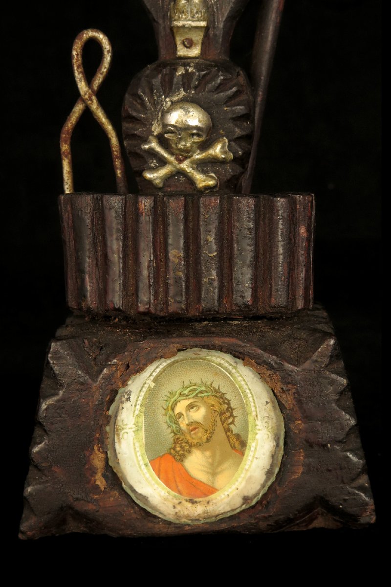 Ancien petit crucifix, art populaire vers 1880 / Sculpture chêne benitier-photo-1