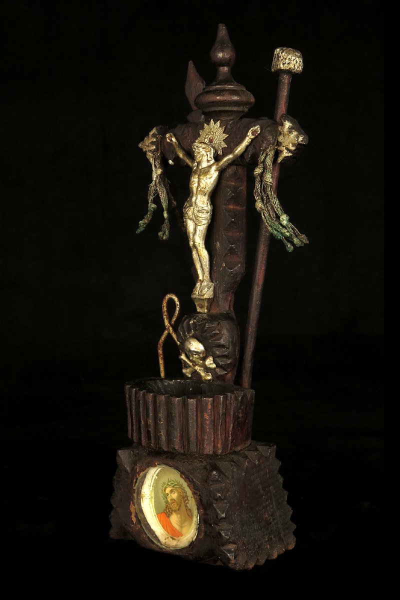 Ancien petit crucifix, art populaire vers 1880 / Sculpture chêne benitier-photo-2