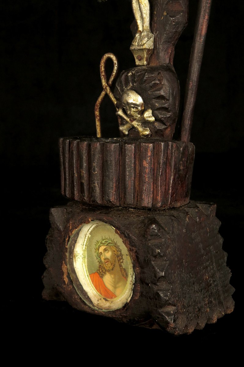 Ancien petit crucifix, art populaire vers 1880 / Sculpture chêne benitier-photo-3