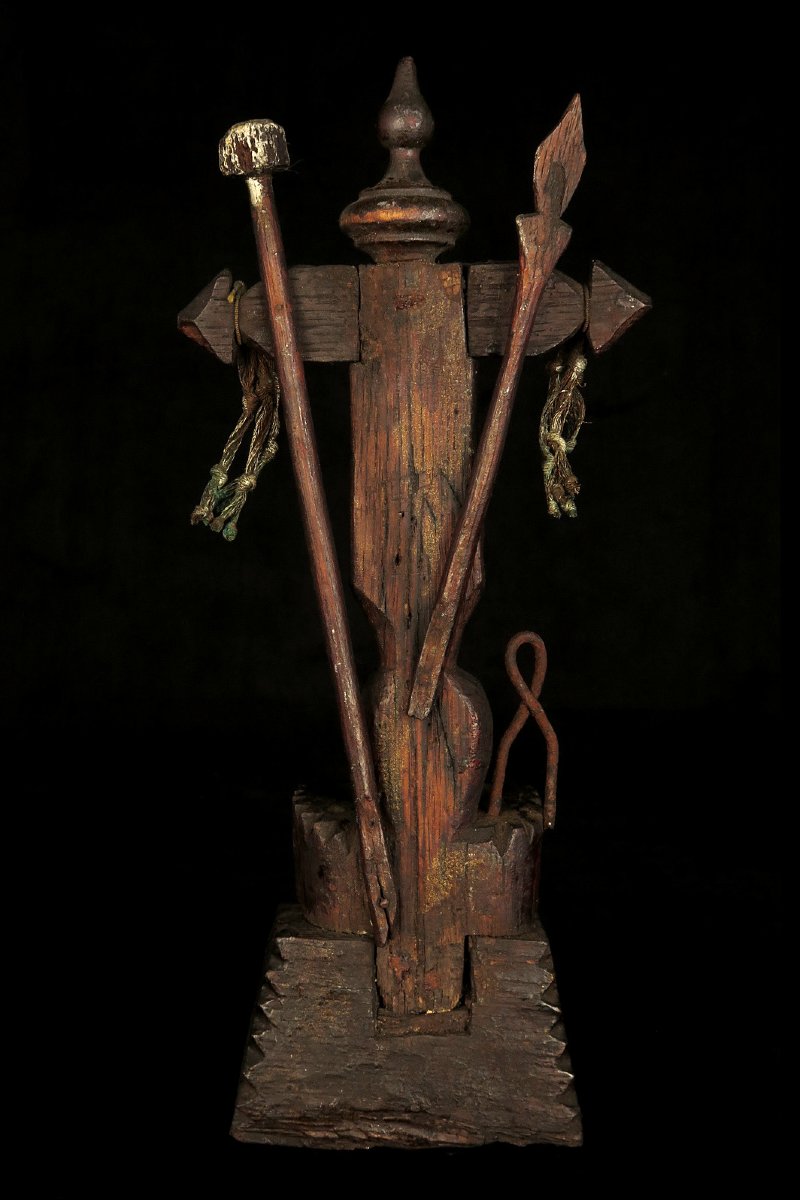 Ancien petit crucifix, art populaire vers 1880 / Sculpture chêne benitier-photo-4