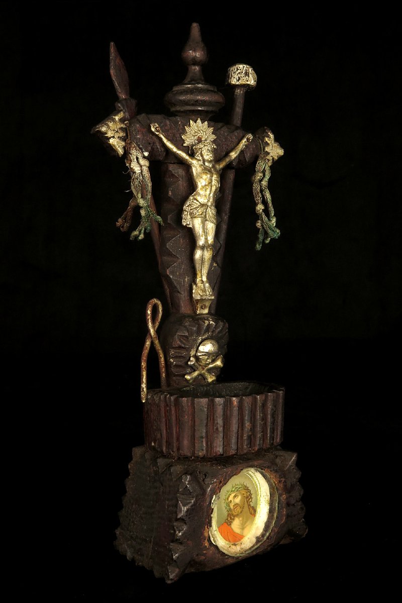 Ancien petit crucifix, art populaire vers 1880 / Sculpture chêne benitier-photo-5