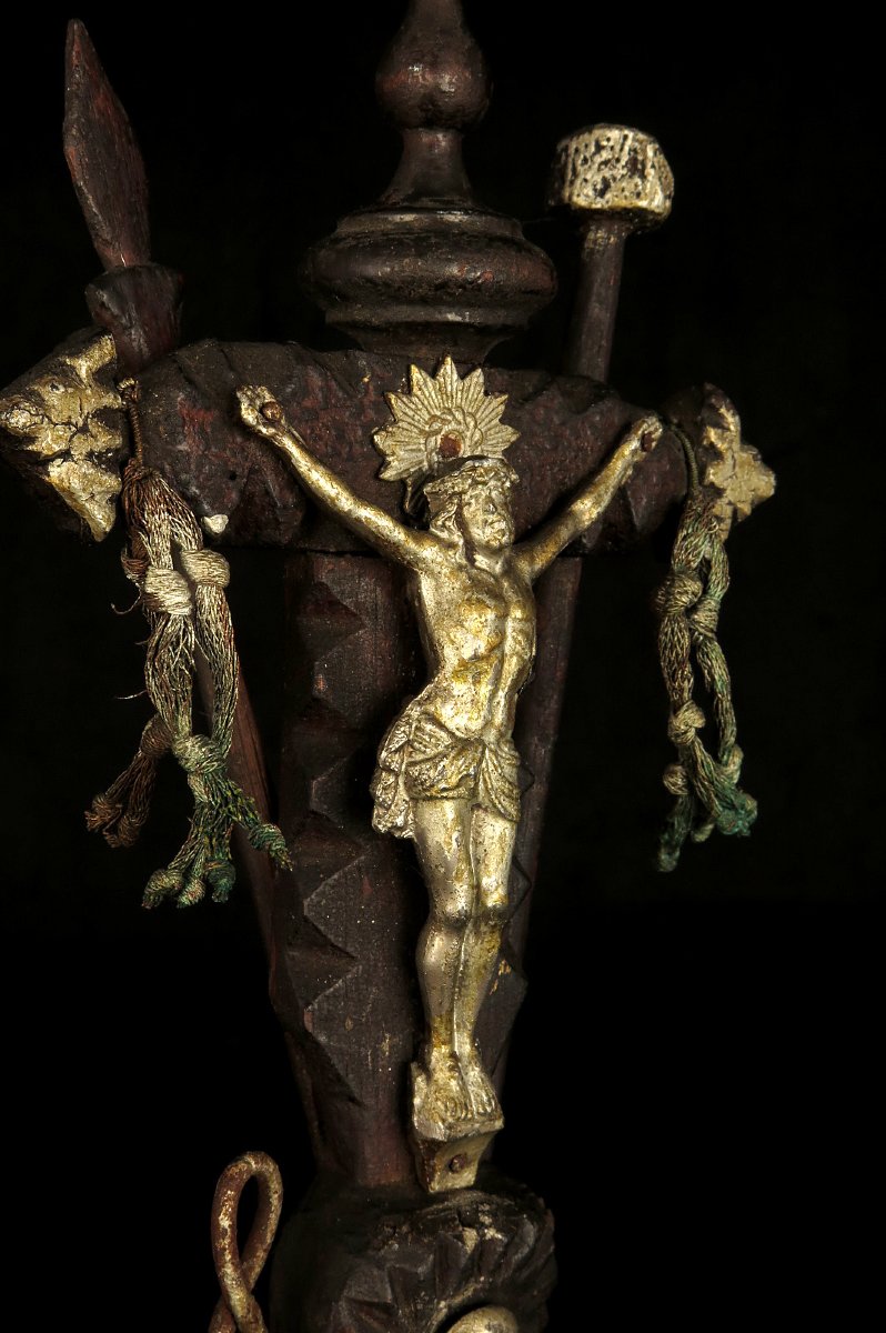 Ancien petit crucifix, art populaire vers 1880 / Sculpture chêne benitier-photo-6